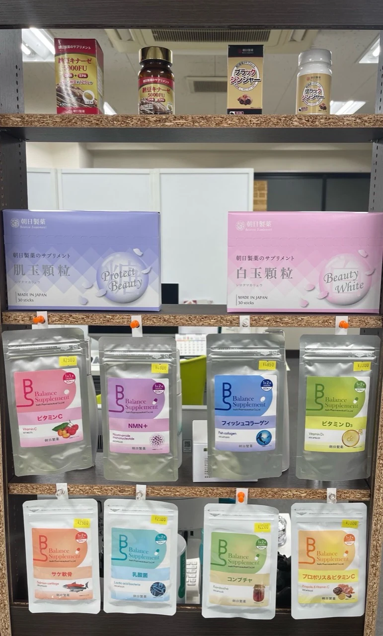 朝日製薬の商品展示棚
